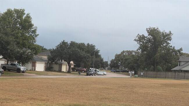 Photo - 2402 Raintree Village Dr