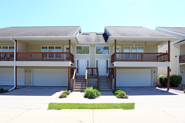 Vaulted Ceilings & Skylights - Woodridge Estates Rental