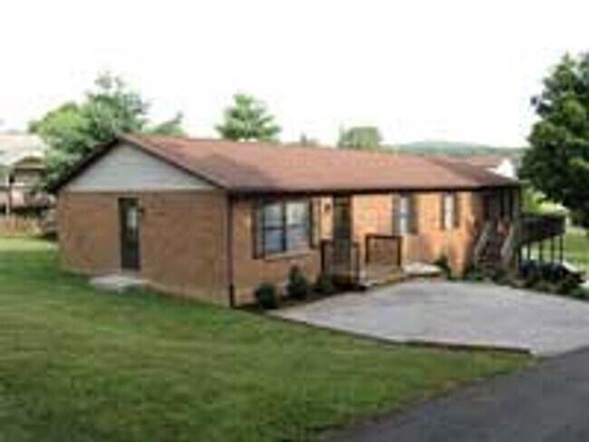 Building Photo - 3 Bedroom 2 Bath Duplex Rental