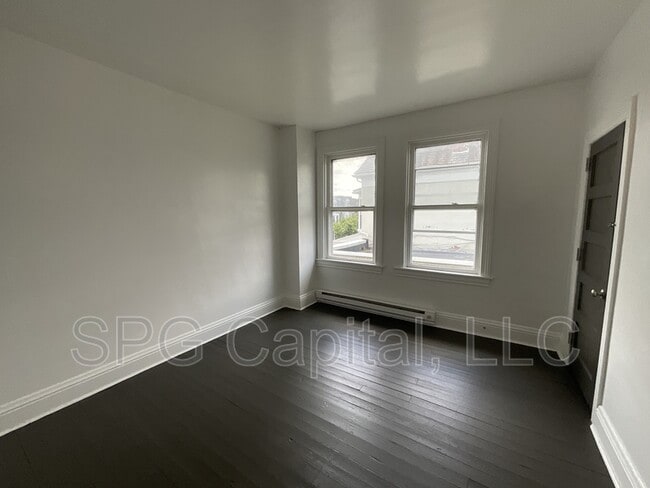Photo - 631 Wallace St
