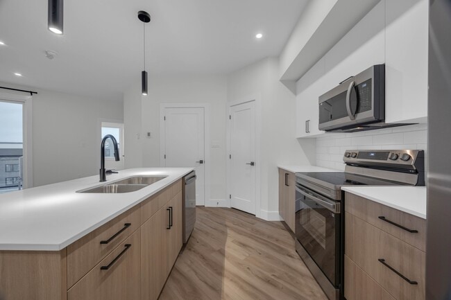 Building Photo - 1035 Melanson Rd Unit 607