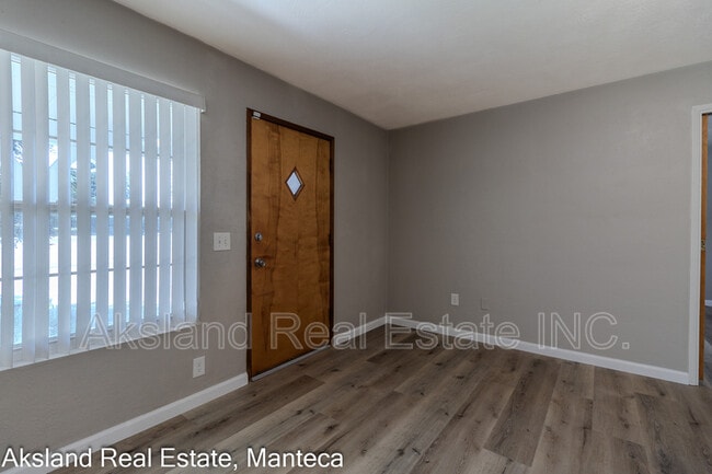 Photo - 3005 W Lathrop Rd