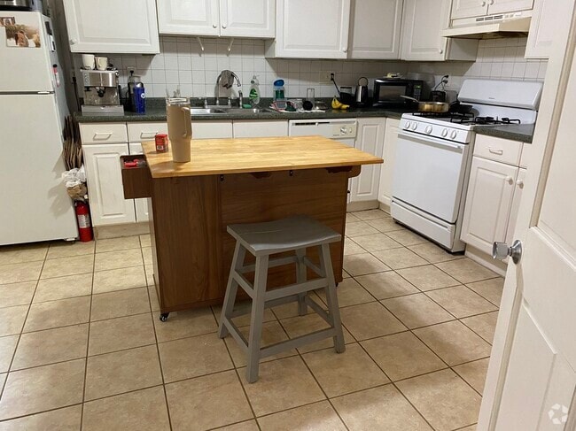 Building Photo - 161 Pearl St Unit #B Rental
