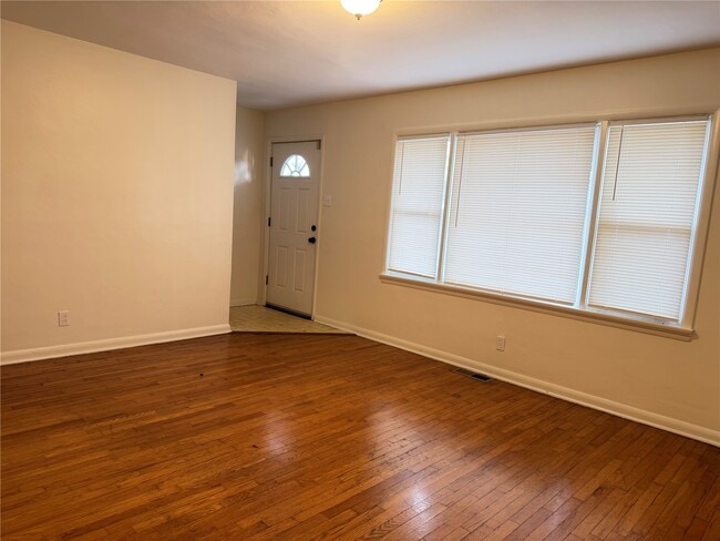 Photo - 1060 Loekes Dr