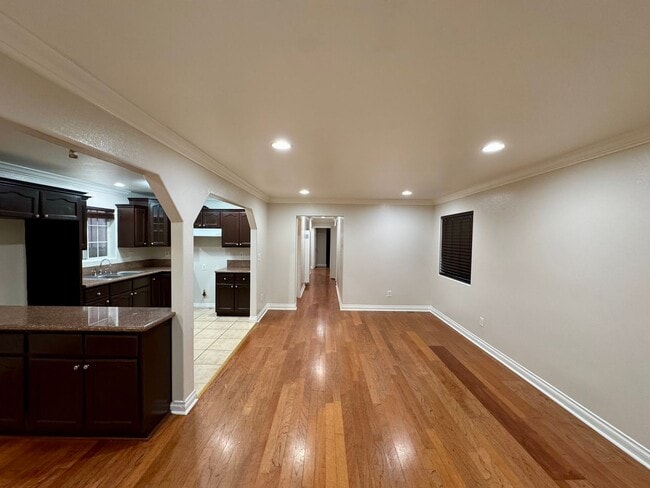 Building Photo - 10524 S Avalon Blvd Unit 10524