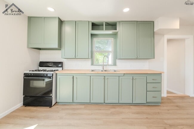 Photo - 415 N Oak St