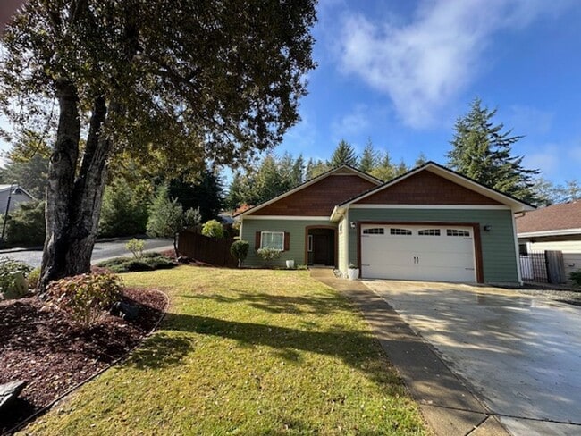 Building Photo - Beautiful Custom Built 3 bed/2.5 bath Home