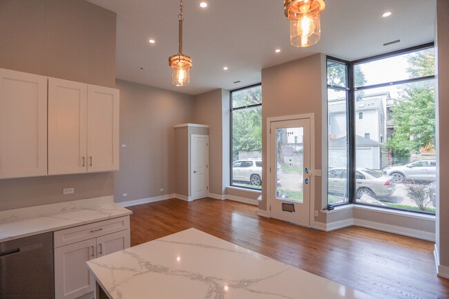 Photo - 1359 W Barry Ave