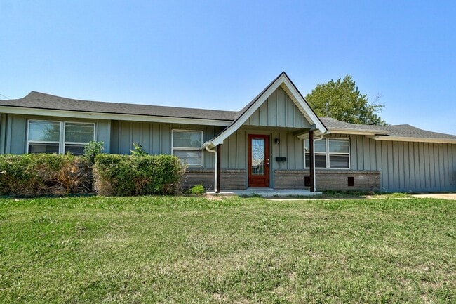 Building Photo - Nice 4 Bed 1.5 Baths Located near Tinker Diagonal