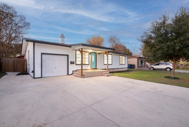 Building Photo - 636 Southeast Terrace Rental