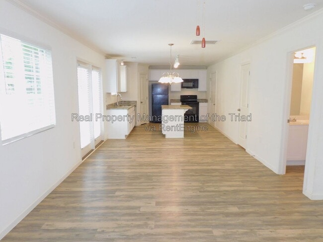 Photo - 719 Torbay Dr