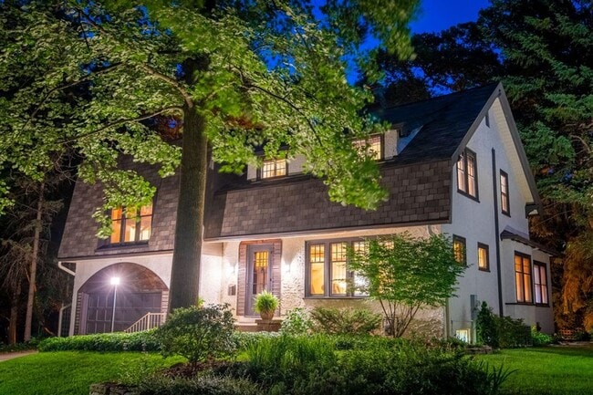 Building Photo - Beautiful 3 Bedroom House in Ideal Wauwatosa Location!