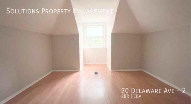 Photo - **Beautiful & Bright Updated 2 Bedroom Second Floor Unit** Unité 2