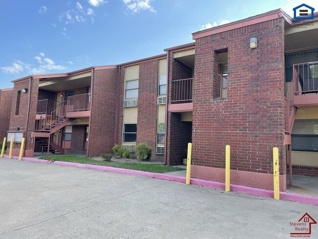 Building Photo - 1912 SW D Ave