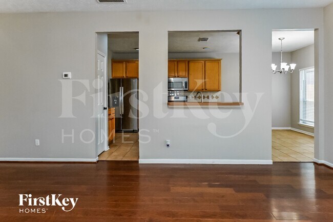 Photo - 2558 Doral Dr