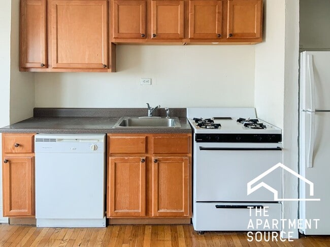 Building Photo - 1829 W Foster Ave Unit 3