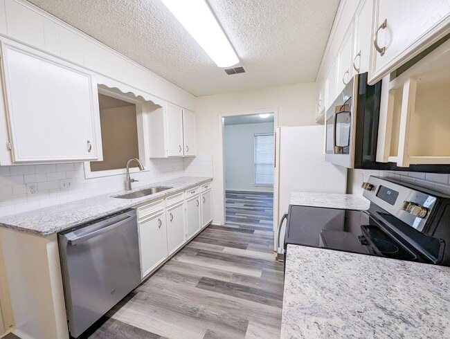 Newly Remodeled 3 bed/ 2 bath home in Coun... - Newly Remodeled 3 bed/ 2 bath home in Coun...