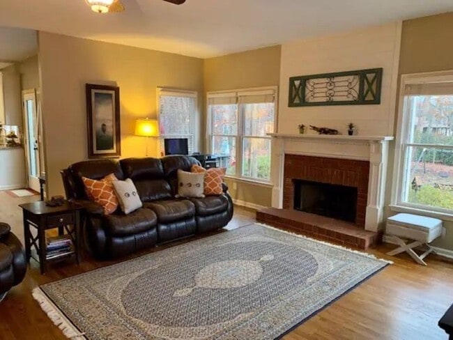 Photo - 3308 Ellsmere Trce