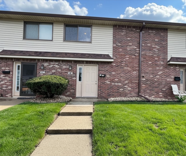 Building Photo - Charming 2-Bed Condo Retreat with 1.5 Baths in Prime Greenwood Location – 1088 Sq Ft of Comfort!