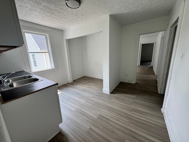 Photo - 2195 E 73rd St Unidad UP