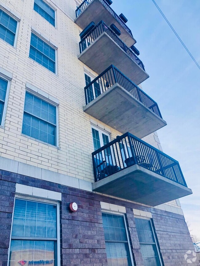 Building Photo - 5978 N Lincoln Ave Rental