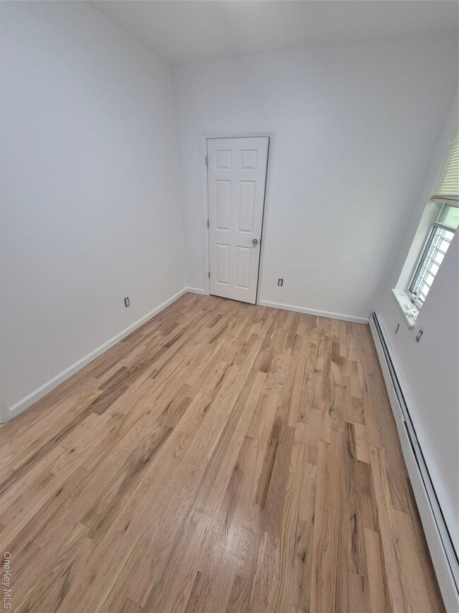 Photo - 829 E 226th St