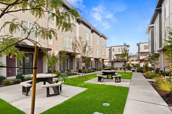 Courtyard - Greens by Lotus Rental