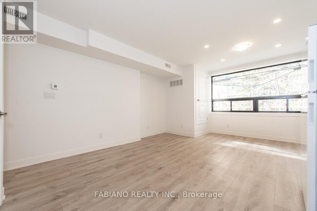 Photo - 942 St Clair Ave W