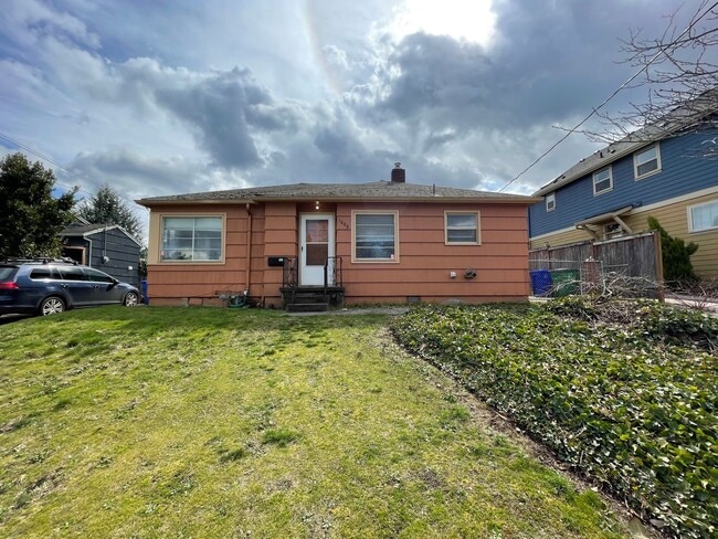 Building Photo - 2Bd 1 Ba Classic NE Portland Home With Fenced Backyard! Washer/Dryer Hookups.