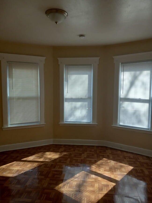 Building Photo - 48 Hurlburt St Unit 3