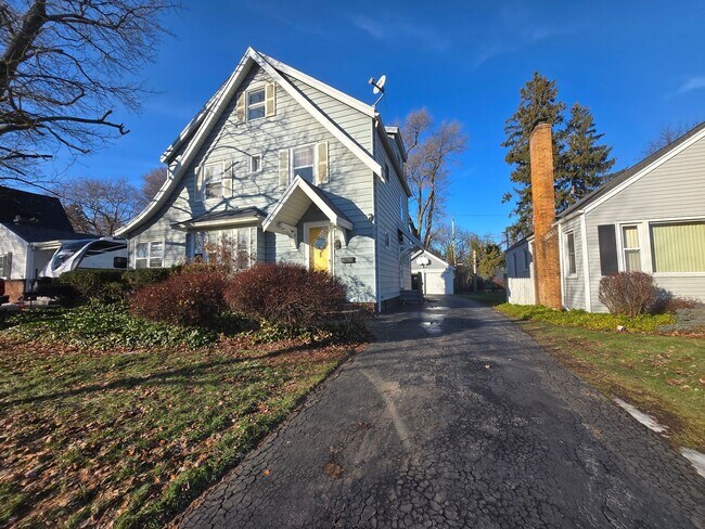 Building Photo - 3 Bed, 1.5 bath House in Laurelton Neighborhood