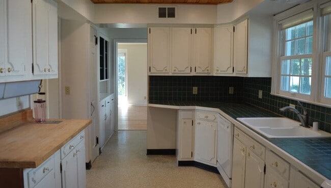 Photo - 201 Warner Dr