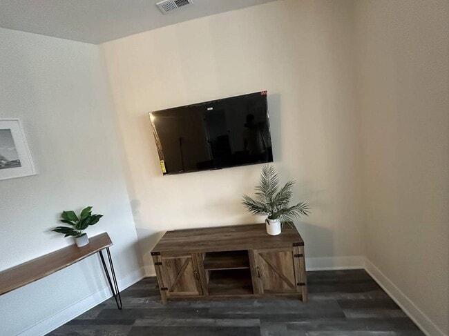 Nuevo Smart TV colgante en la sala de estar - 2344 S Ridgeway Ave Unidad 2