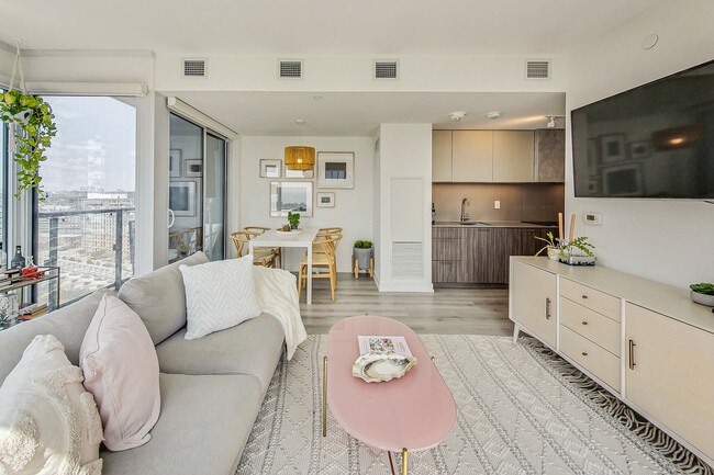 Photo - 19 Western Battery Rd Unité 1907