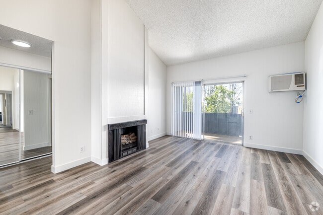 2BR, 2BA - 806SF - Living Room