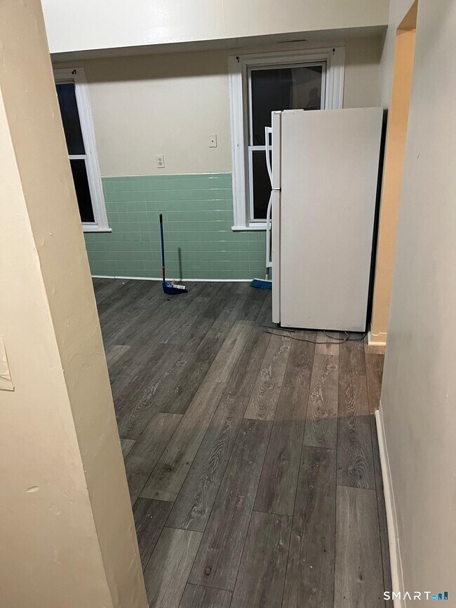 Photo - 800 Hallett St Unidad 2nd left