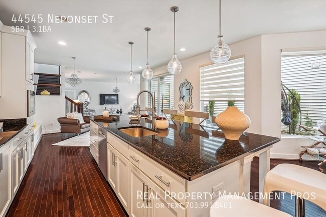 Photo - 44545 Neponset St