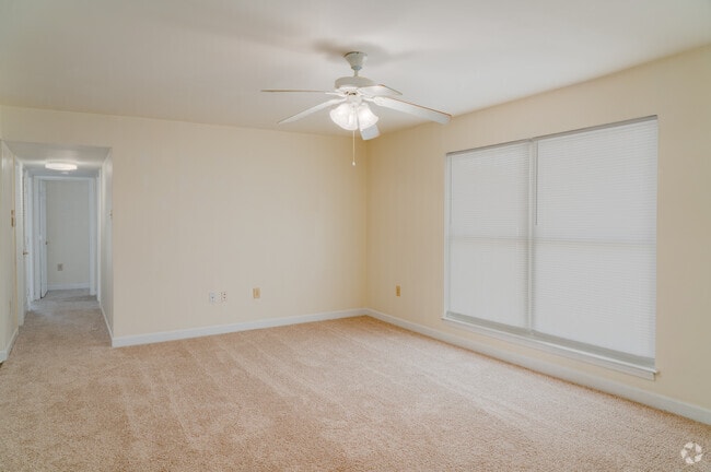 3BR, 1BA - 1,107SF - Living Room