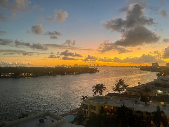 Building Photo - 900 Bay Dr Unit 821