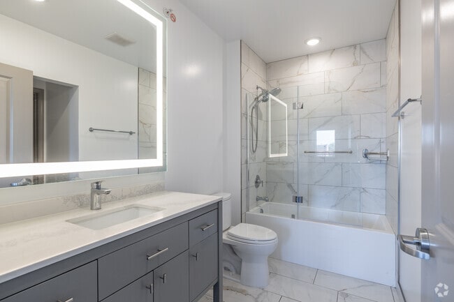 2 habitaciones, 1 baño - 1064 pies cuadrados - Baño