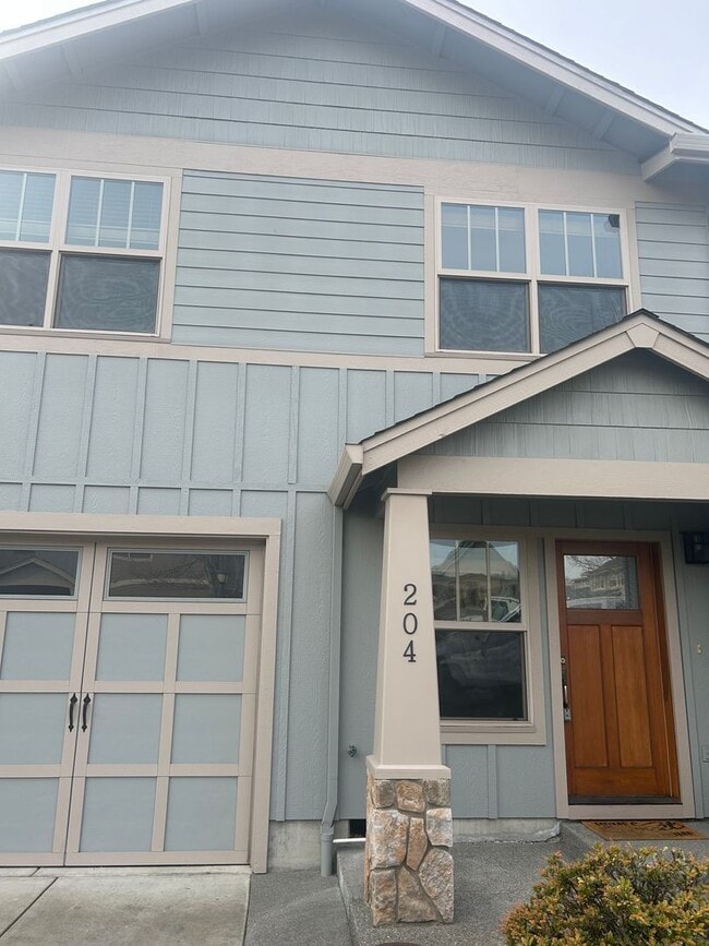 Building Photo - 2 Bedroom 1.5 Bath Townhouse