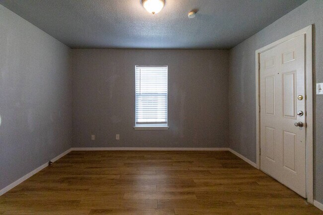 Photo - 118 W Avenue A