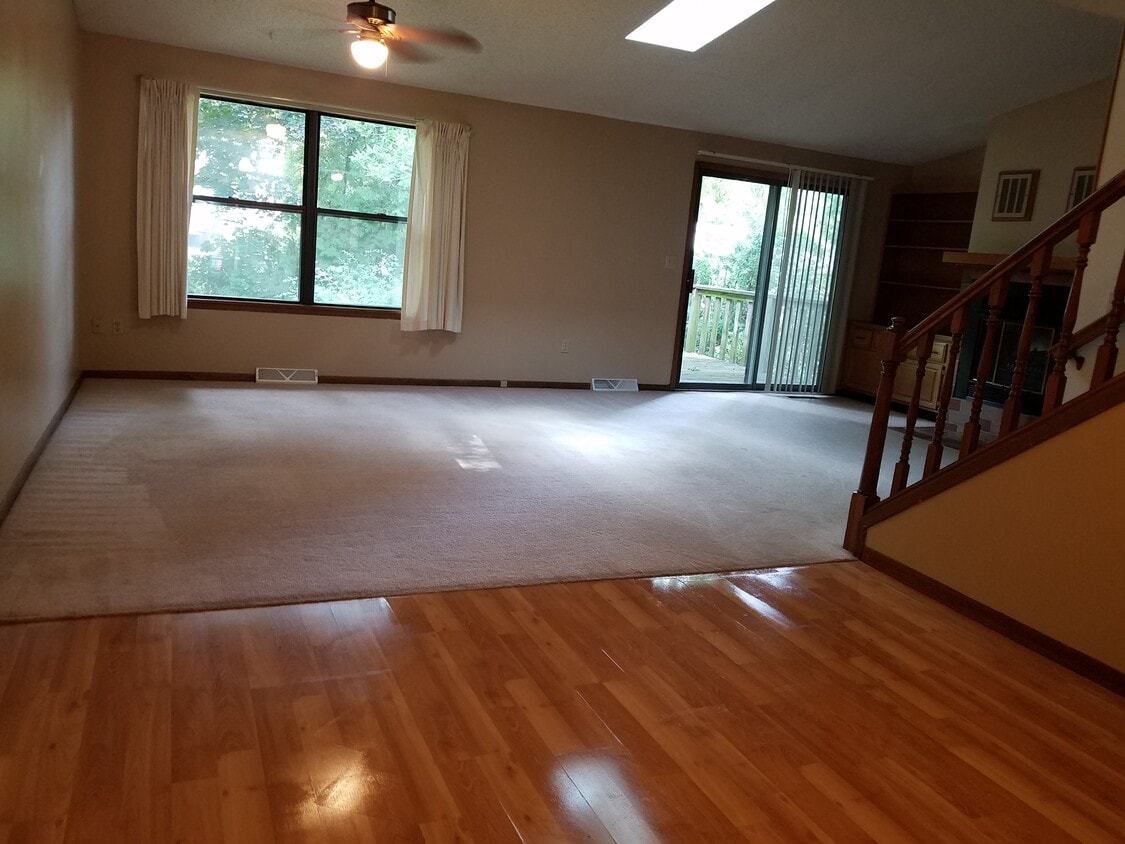 Main living area - 1248 Dolen Pl (Iowa City, IA)