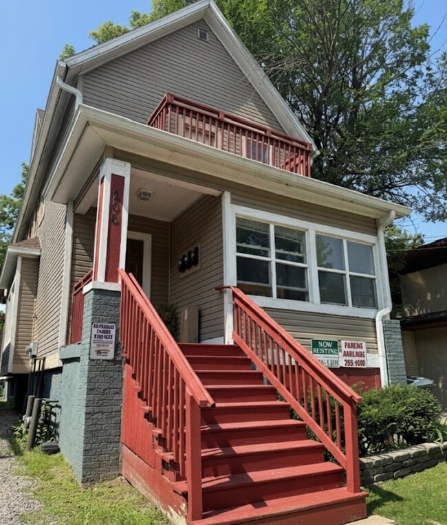 Photo - 206 Blair N St