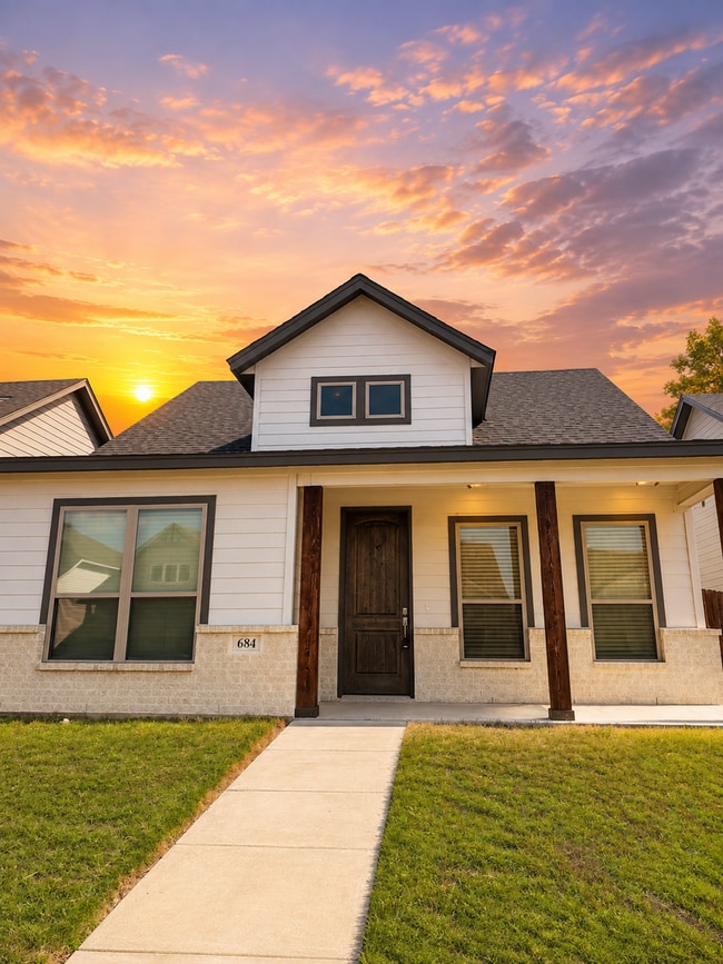 Building Photo - 3/2/2 located in Godley! Move in Specials call to inquire