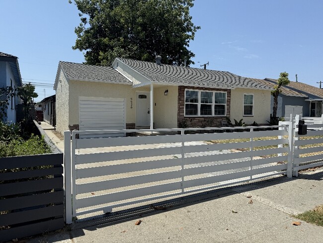 Photo - 9936 Rosecrans Ave Apartamento Unidad Main