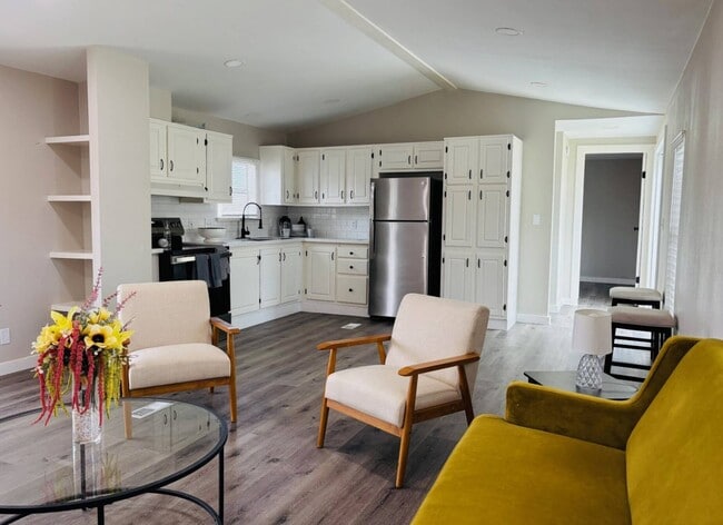 Photo - 489 Yolanda St