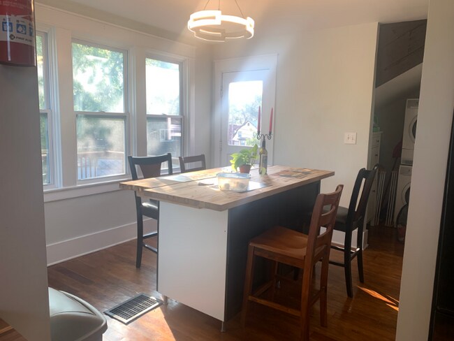 Photo - 3247 Gillham Plaza