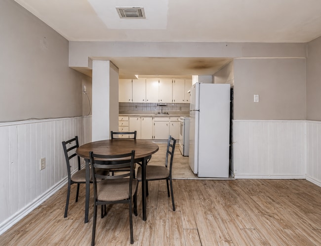 Photo - Updated 2-Bedroom Basement Suite | In-Suite Laundry | Parking Included Unité 2
