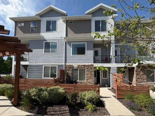 Building Photo - Spacious Townhome - 4 Bedrooms/3 Baths in South Jordan